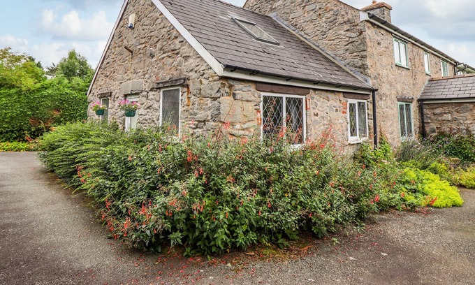 Llanfair Caereinion House | YR HEN EFAIL, pet friendly, character holiday cottage in Llangadfan