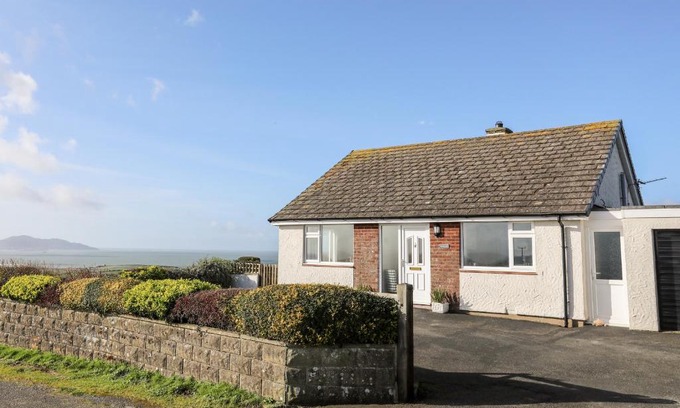 Llanfaethlu House | Yr Orsedd