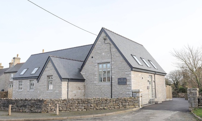 Tyn-y-Gongl Cottage | YSGOL FACH (LITTLE SCHOOL), pet friendly, with a garden in Benllech