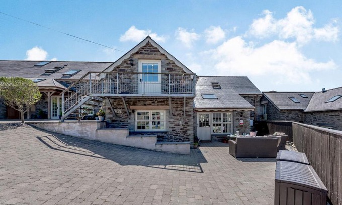 Newcastle Emlyn House | Ysgubor Isaf