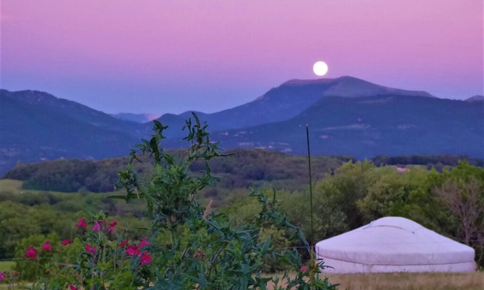 Le Poet-Celard RV Rental | Yurt and tent cabin rentals