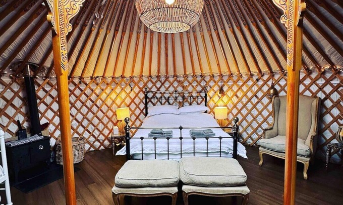 Chackmore Apartment | Yurt with fire, Skylight, Garden, + Hot Tub/Sauna