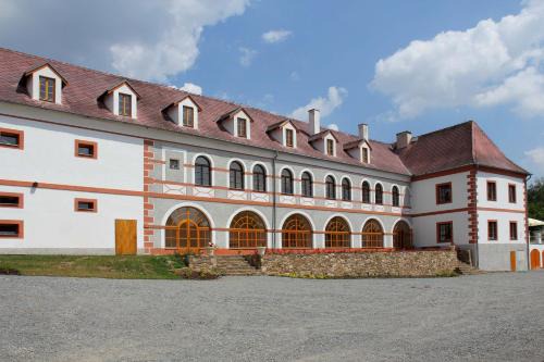 Zvestov House | Zámek Libouň