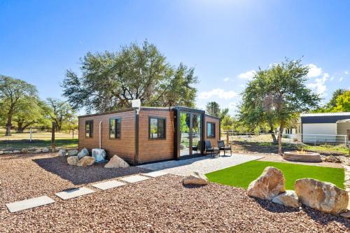 Williamson House | Zebra Ranch 2-br Tiny Home Mtn Viewtrailsbrbq