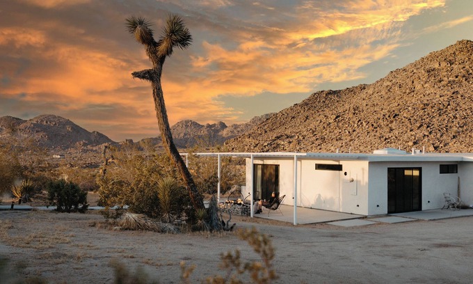 Joshua Tree Highlands House | Zebra Shadow: Sauna, Cold Plunge & Hot Tub