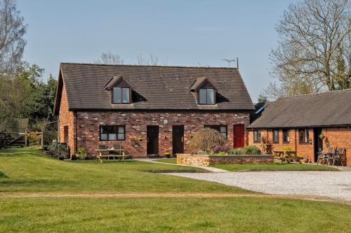 Denstone House | Zoe's Cottage with Alpaca's and 7 mins drive to Alton Towers