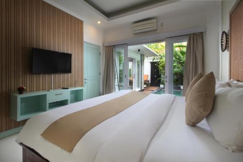 Sunset Road Villa | Zowa Villa Seminyak byFaba