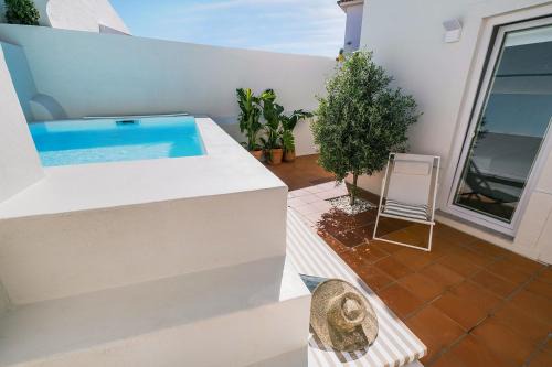 Parede House | Zus House Stylish Pool Stay Near Lisbon & Beach