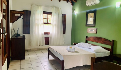 Quarto triplo luxo, vista para a piscina