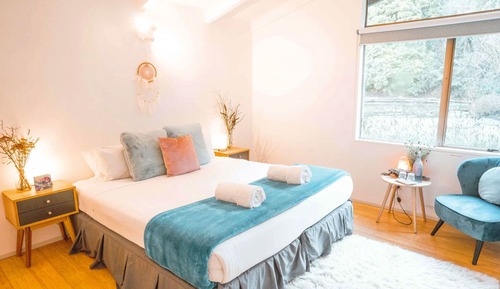 Deluxe Room, 1 King Bed, Courtyard View