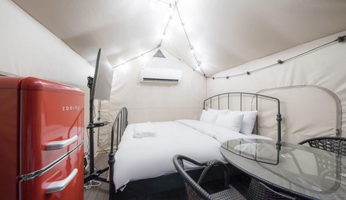 Room (Felicity (outdoor glamping table + je)