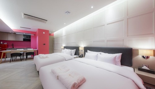 Room (G Studio (mini pool 75-inch TV))