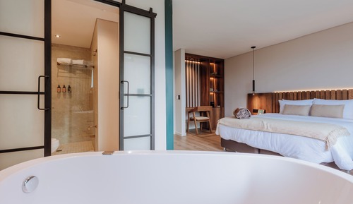 Superior Double Room, Bathtub