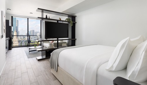 Bay View Studio with King Bed ADA