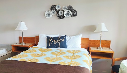 Standard Room, 1 Queen Bed, Non Smoking, Jetted Tub