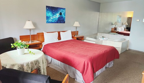 Standard Room, 1 Queen Bed, Smoking, Jetted Tub