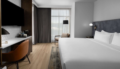 Room, 1 King Bed, Corner