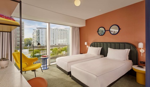 Room, 2 Twin Beds (Art - Skyline View)