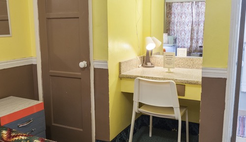 The Motorist Choice: Bed and Hot Shower, Non-Smoking