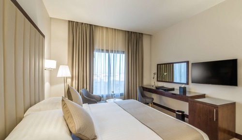 Premium Suite, 1 King Bed, Non Smoking, City View (Living Room)