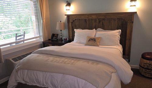 Deluxe Room, 1 Queen Bed, Non Smoking, Creek View