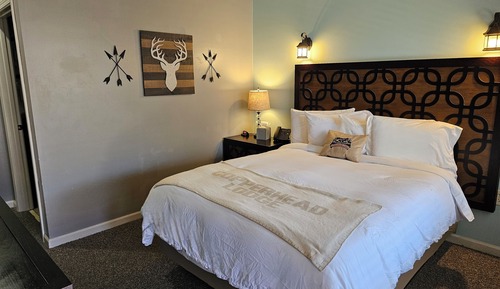 Deluxe Room, 1 Queen Bed, Non Smoking, Creek View