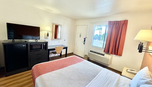 Standard Room, 1 Queen Bed, Non Smoking, Refrigerator & Microwave