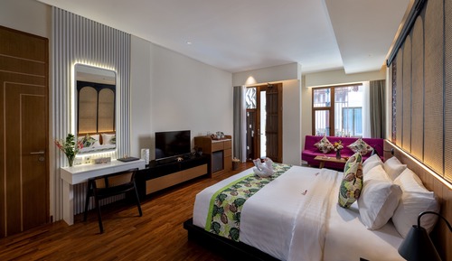 Suite, Pool View