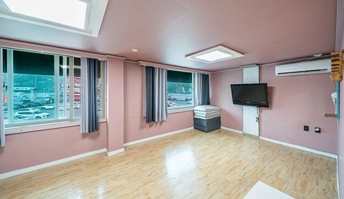 Room (River View 206 (group room))