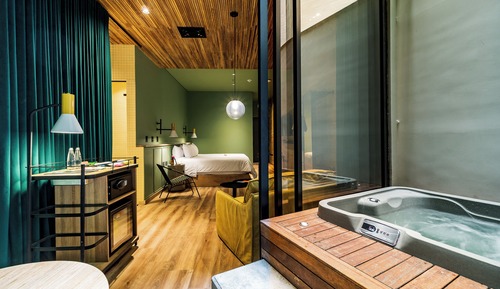 Grand Studio Suite, 1 King Bed, Hot Tub, Ground Floor