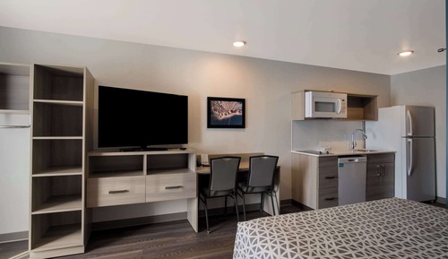 Queen Suite Two Queen Beds w/ Dishwasher (Dishes/Cookware Included)