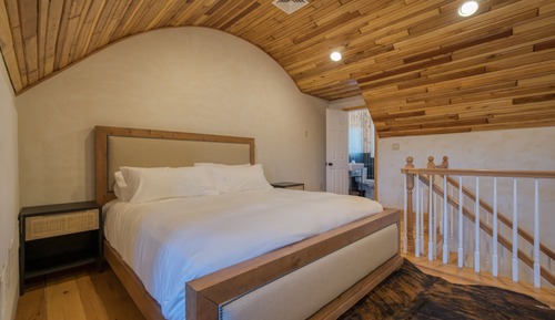 Deluxe Duplex, Housekeeping, Mountainside