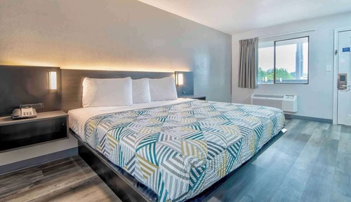 Standard Room, 1 King Bed, Non Smoking, Kitchenette