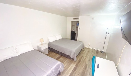 Signature Studio Suite, Pool View