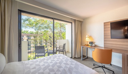 Standard Room, 1 King Bed, Balcony, Pool View