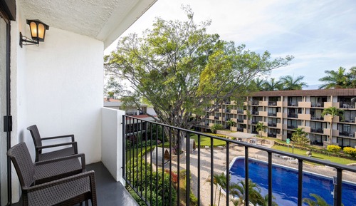 Standard Room, 1 King Bed, Pool View