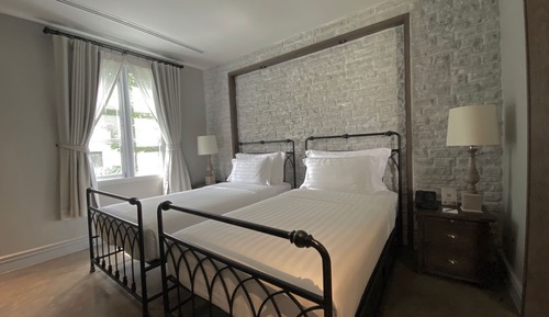 Deluxe upon Thames Twin