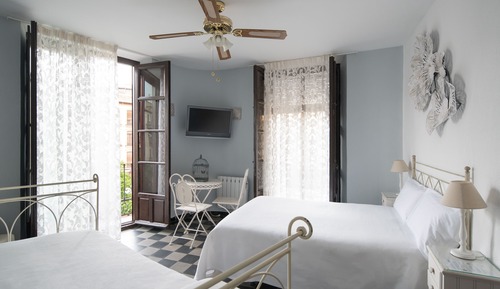 Triple Room, Private Bathroom (outdoor balcony to Plaza Nueva)