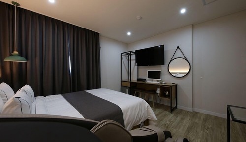 Deluxe Room (Massage Chair)