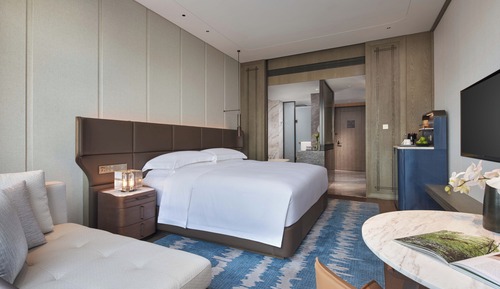 Classic Room, 1 King Bed, Club Lounge Access, City View