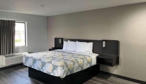 Standard Room, 1 King Bed, Non Smoking, Kitchenette