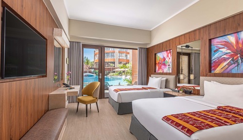 Grand Quadruple Room, Poolside
