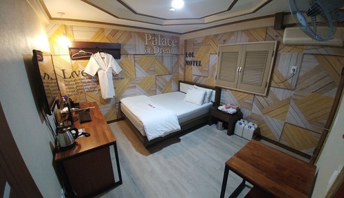 Deluxe Room, Smoking