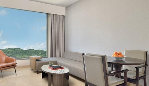 Suite, 1 King Bed, Non Smoking, Courtyard View