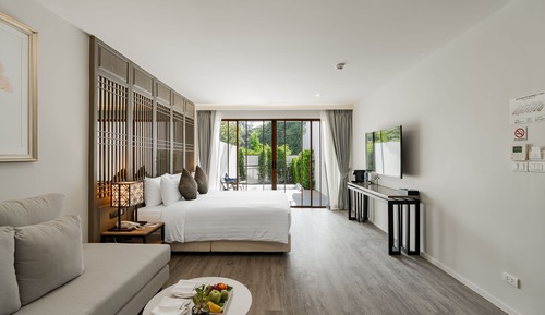 Grand Deluxe Jacuzzi Access