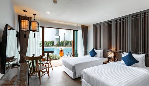 Deluxe Pool Access Room