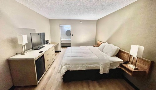 Room, 1 King Bed, Accessible, Non Smoking (Mobility, Roll-in Shower)