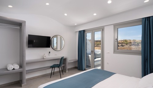 Deluxe Suite with Hot Tub and Sea View