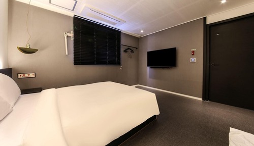 Room (Family Room A (bidet/hotel bedding/hi)