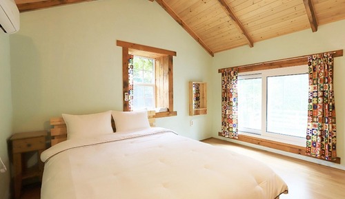 Room (Green (two levels))